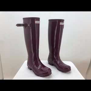 Glossy purple/maroon talk hunter boots and navy